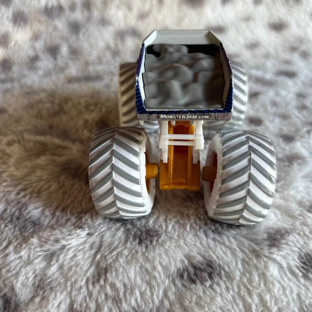 Monster Jam Earth Shaker Monster Truck 1:64 Scale White Gold 2021 FMS 10111DFT